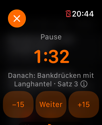 Der Pausentimer auf der Apple Watch bei 1:32, darunter „Danach: Bankdrücken mit Langhantel · Satz 3“ und die Knöpfe −15, Weiter und +15