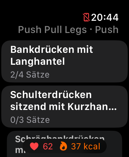 Die Einheit Push Pull Legs · Push auf der Apple Watch: die Übungen als Liste, bei Bankdrücken mit Langhantel „2/4 Sätze“, unten die Pille mit Puls 62 und 37 kcal