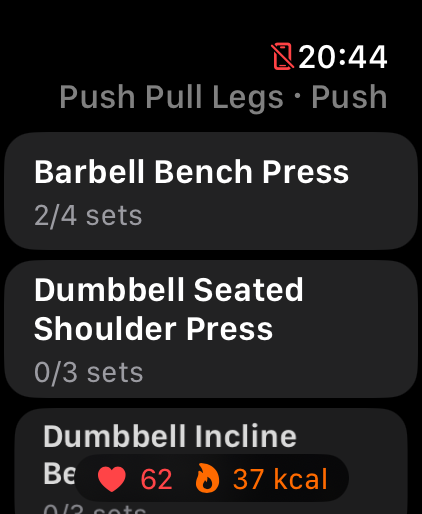 The session Push Pull Legs · Push on Apple Watch: the exercises as a list, Barbell Bench Press with “2/4 sets”, at the bottom the pill with heart rate 62 and 37 kcal