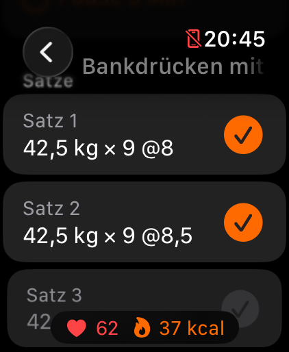 Die Sätze von Bankdrücken mit Langhantel auf der Apple Watch: Satz 1 mit 42,5 kg × 9 @8 und Satz 2 abgehakt, Satz 3 offen