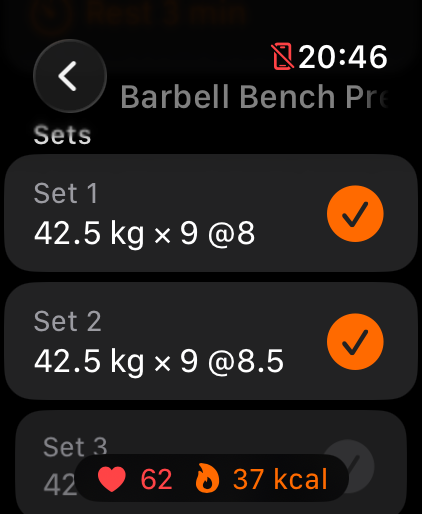 The sets of Barbell Bench Press on Apple Watch: Set 1 with 42.5 kg × 9 @8 and Set 2 checked, Set 3 open