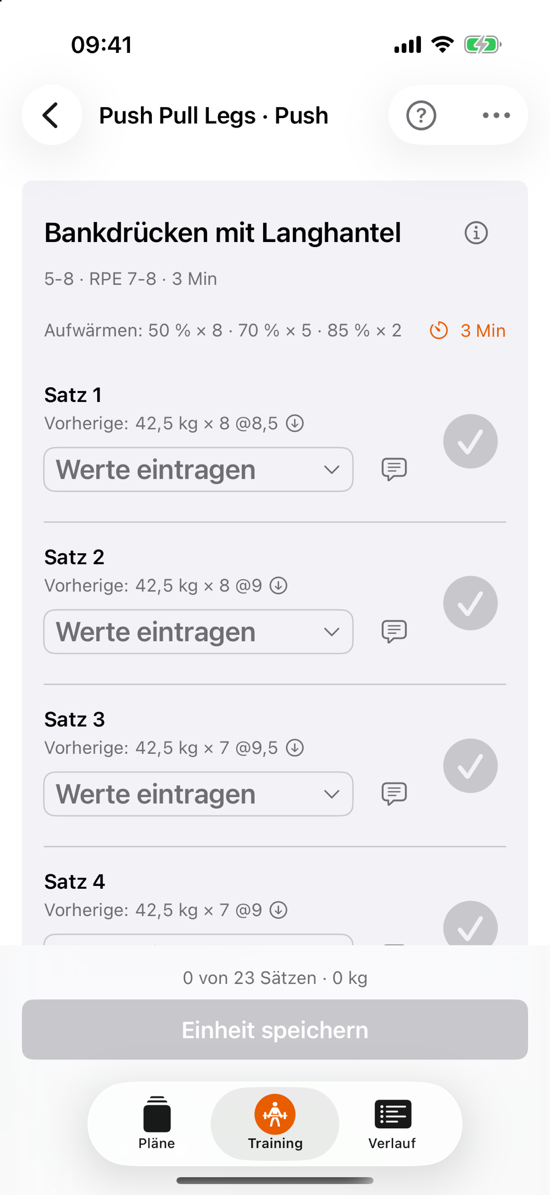 Eine laufende Einheit Push Pull Legs · Push: Bankdrücken mit Langhantel mit der Vorgabe 5–8 Wiederholungen, RPE 7–8 und 3 Minuten Pause, darunter die Zeile „Aufwärmen: 50 % × 8 · 70 % × 5 · 85 % × 2“ mit Pausenknopf und dann vier Sätze mit den Werten vom letzten Mal, etwa 42,5 kg × 8 @8,5